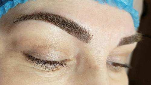 Что лучше микроблейдинг или пудровые брови. Микроблейдинг