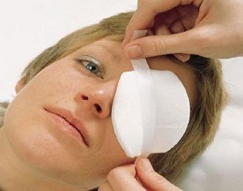 Клей пва попал в глаз. Первая помощь