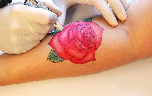 Можно ли делать татуировку во время месячных. Можно ли бить тату во время месячных: какие могут быть негативные последствия?
