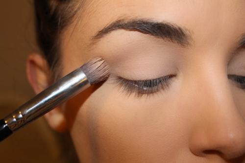 Как правильно наносить тени в картинках. Как красить глаза тенями поэтапно: фото для начинающих