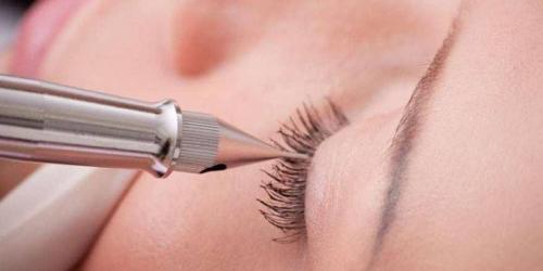 Сколько времени делают татуаж век. Как делают татуаж межресничного пространства