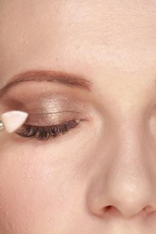 Можно ли красить глаза с нарощенными ресницами. Как делать макияж с наращенными ресницами Многие девушки не знают, можно ли вообще красить глаза с наращенными ресницами. Специалисты не запрещают этого, однако надо учитывать некоторые нюансы. Попробуем рассмотреть пошагово макияж при накладных ресницах. Для начала следует определиться с цветовым решением и необходимостью нанести стрелки. Затем очистить лицо с помощью мицеллярной воды, не затрагивая накладные волоски. Нанести тени, тушь (при необходимости) и подкорректировать брови, чтобы образ в целом смотрелся органично.