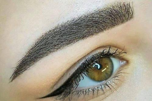 Чем отличается перманентный макияж от напыления. Главные отличия пудровых бровей и теневой растушевки