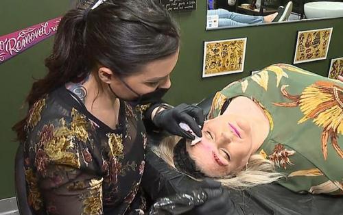 Микроблейдинг неудачный. Неудачный микроблейдинг оставил женщину с четырьмя бровями