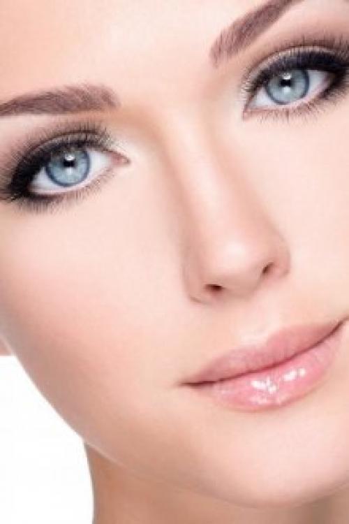 Можно ли красить глаза с нарощенными ресницами. Как делать макияж с наращенными ресницами Многие девушки не знают, можно ли вообще красить глаза с наращенными ресницами. Специалисты не запрещают этого, однако надо учитывать некоторые нюансы. Попробуем рассмотреть пошагово макияж при накладных ресницах. Для начала следует определиться с цветовым решением и необходимостью нанести стрелки. Затем очистить лицо с помощью мицеллярной воды, не затрагивая накладные волоски. Нанести тени, тушь (при необходимости) и подкорректировать брови, чтобы образ в целом смотрелся органично.