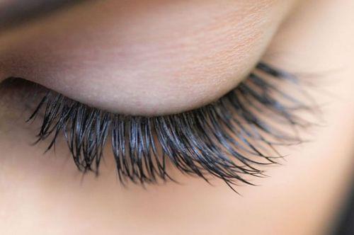 Можно ли клеить ресницы на клей момент. Мастер – класс, как клеить накладные ресницы на клей