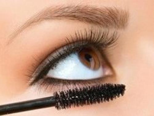 Накрашенные нижние ресницы уменьшают глаза. Как красить нижние ресницы — и красить ли?