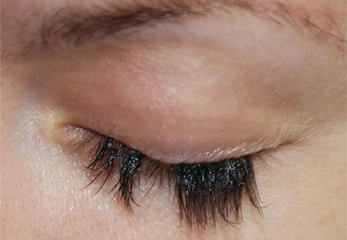 Как без клея наклеить накладные ресницы. В чем Отличия накладных аксессуаров и наращенных? 10