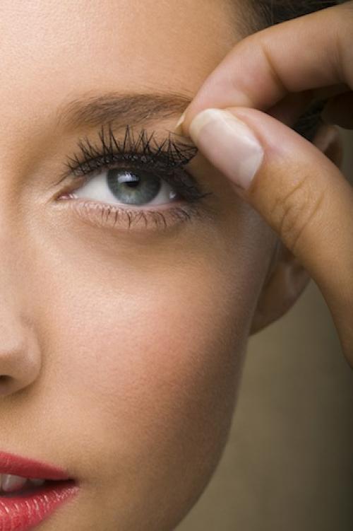 Когда клеить ресницы до или после макияжа. Как приклеить накладные ресницы, если вы никогда не делали этого раньше