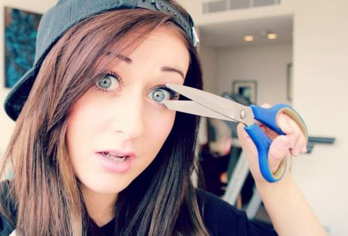 Подрезать накладные ресницы. Как подстричь накладные ресницы до их приклеивания?