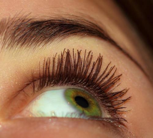 Тушь для ресниц коричневая. Кому подходит