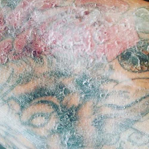 Можно ли мазать тату вазелином. Чем можно и чем нельзя мазать татуировку?