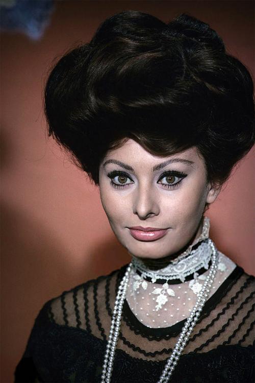 Макияж глаз одним цветом теней. История появления теней