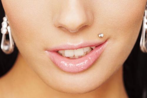 Мушка на лице сегодня в тренде