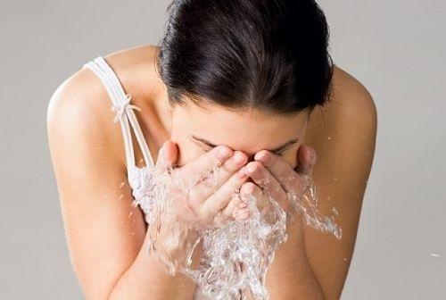 Как убрать белый налет с нарощенных ресниц. Инструкция, как правильно мыть нарощенные ресницы