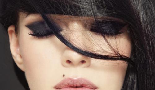 Мушка на лице сегодня в тренде