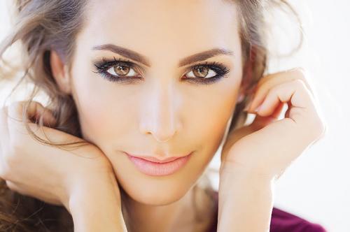 Какой цвет одежды подходит к карим глазам. Точное попадание: какой цвет волос подходит для карих глаз