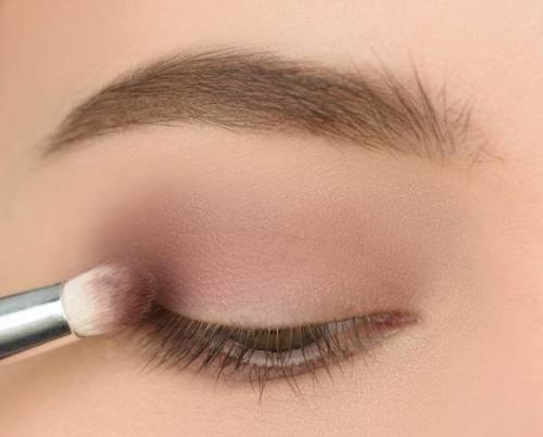 Как тенями увеличить глаза. Классическое увеличение глаз с помощью макияжа: пошагово