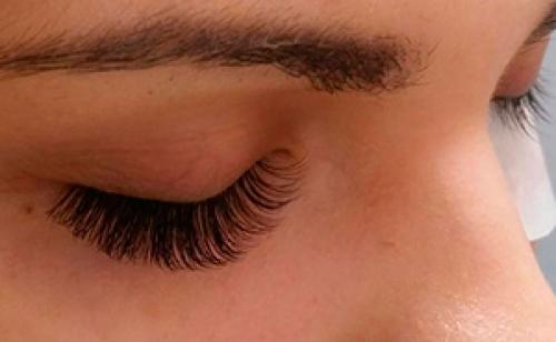 Когда лучше наращивать ресницы. Как фазы луны влияют на проведение косметических процедур