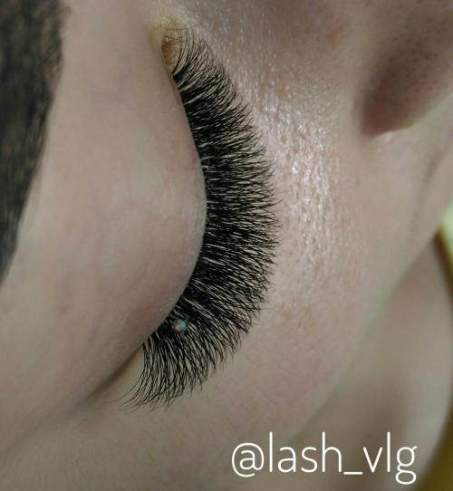 Почему клей для ресниц тянется. Почему плохо держатся наращенные ресницы?