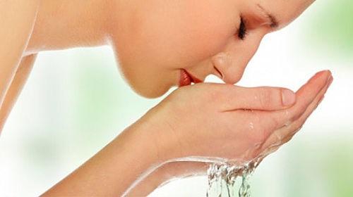 Как убрать белый налет с нарощенных ресниц. Инструкция, как правильно мыть нарощенные ресницы