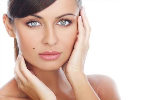 Мушка на лице сегодня в тренде