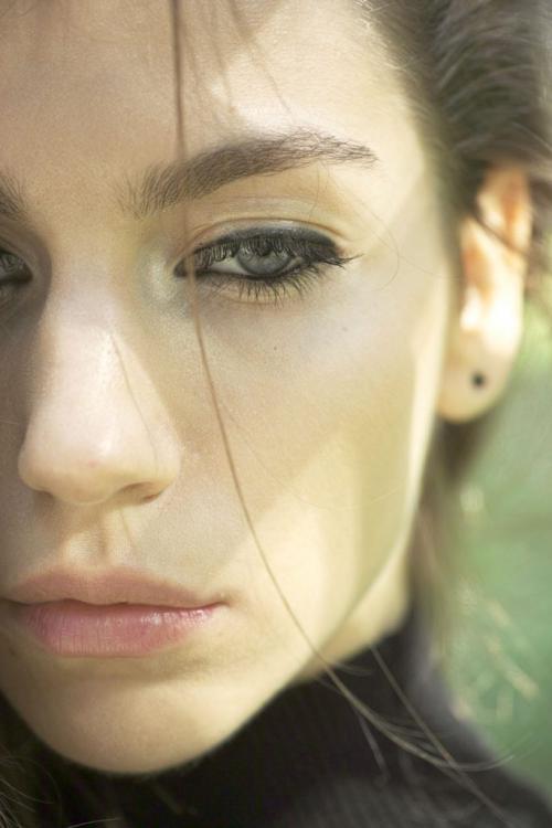 К чему приводит наращивание ресниц. Некачественное наращивание ресниц — чем опасно?