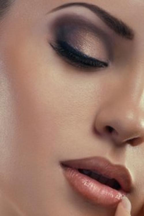 Можно ли красить глаза с нарощенными ресницами. Как делать макияж с наращенными ресницами Многие девушки не знают, можно ли вообще красить глаза с наращенными ресницами. Специалисты не запрещают этого, однако надо учитывать некоторые нюансы. Попробуем рассмотреть пошагово макияж при накладных ресницах. Для начала следует определиться с цветовым решением и необходимостью нанести стрелки. Затем очистить лицо с помощью мицеллярной воды, не затрагивая накладные волоски. Нанести тени, тушь (при необходимости) и подкорректировать брови, чтобы образ в целом смотрелся органично.