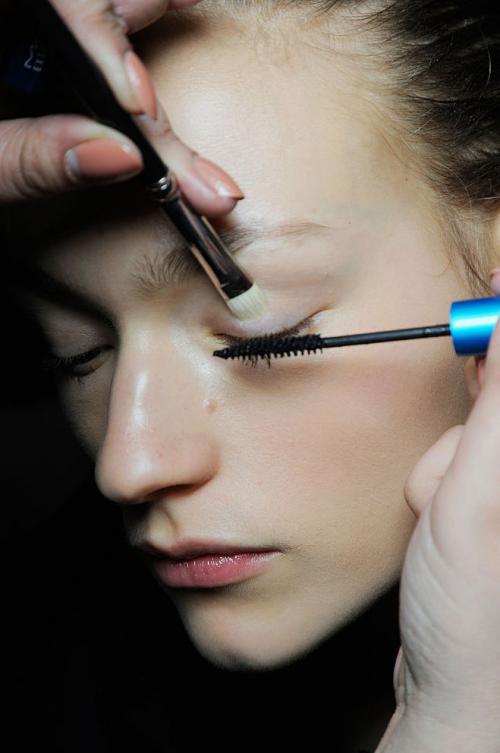 Как клеить ресницы на нижнее веко