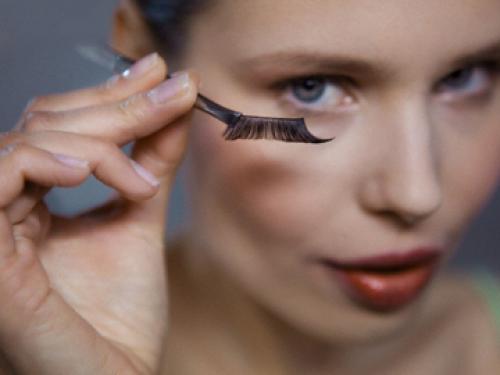 Как сделать накладные ресницы. Как использовать накладные искусственные пучки в домашних условиях?