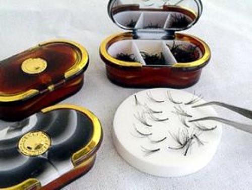 На сколько хватает накладных ресниц. Сколько держатся накладные ресницы (45 фото): особенно ухода и сроки носки