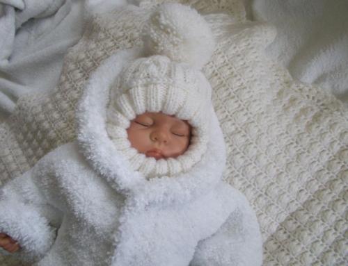 Шапка шлем с ушками спицами. Для новорожденных