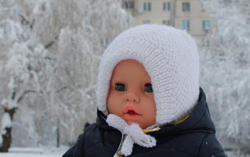 Шапка шлем с ушками спицами. Для новорожденных