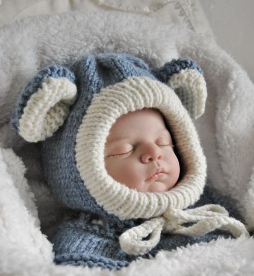 Шапка шлем с ушками спицами. Для новорожденных