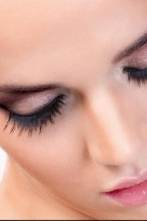 Можно ли красить глаза с нарощенными ресницами. Как делать макияж с наращенными ресницами Многие девушки не знают, можно ли вообще красить глаза с наращенными ресницами. Специалисты не запрещают этого, однако надо учитывать некоторые нюансы. Попробуем рассмотреть пошагово макияж при накладных ресницах. Для начала следует определиться с цветовым решением и необходимостью нанести стрелки. Затем очистить лицо с помощью мицеллярной воды, не затрагивая накладные волоски. Нанести тени, тушь (при необходимости) и подкорректировать брови, чтобы образ в целом смотрелся органично.