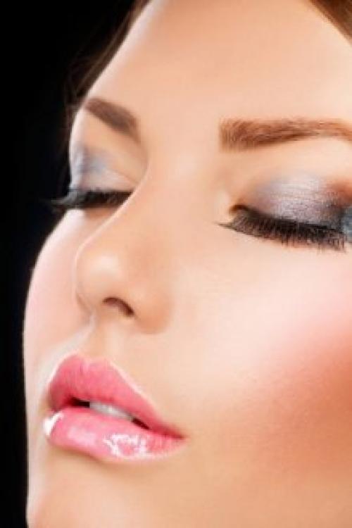 Можно ли красить глаза с нарощенными ресницами. Как делать макияж с наращенными ресницами Многие девушки не знают, можно ли вообще красить глаза с наращенными ресницами. Специалисты не запрещают этого, однако надо учитывать некоторые нюансы. Попробуем рассмотреть пошагово макияж при накладных ресницах. Для начала следует определиться с цветовым решением и необходимостью нанести стрелки. Затем очистить лицо с помощью мицеллярной воды, не затрагивая накладные волоски. Нанести тени, тушь (при необходимости) и подкорректировать брови, чтобы образ в целом смотрелся органично.