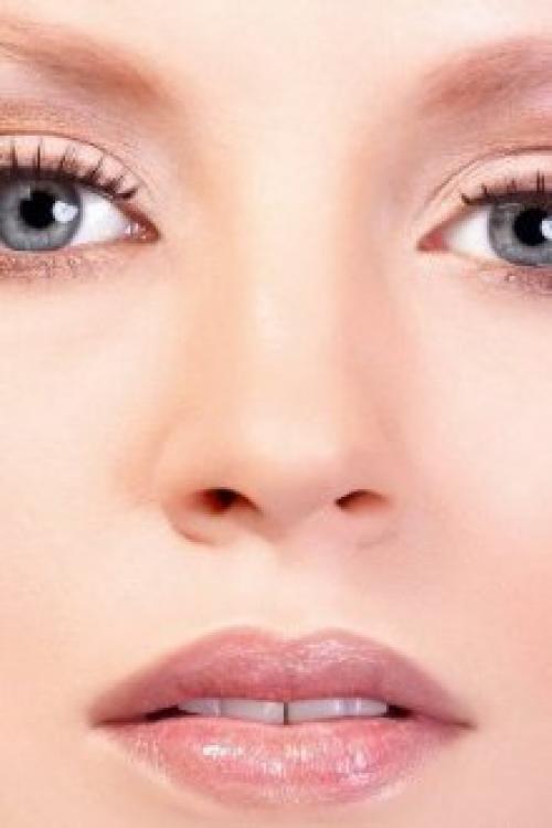 Можно ли красить глаза с нарощенными ресницами. Как делать макияж с наращенными ресницами Многие девушки не знают, можно ли вообще красить глаза с наращенными ресницами. Специалисты не запрещают этого, однако надо учитывать некоторые нюансы. Попробуем рассмотреть пошагово макияж при накладных ресницах. Для начала следует определиться с цветовым решением и необходимостью нанести стрелки. Затем очистить лицо с помощью мицеллярной воды, не затрагивая накладные волоски. Нанести тени, тушь (при необходимости) и подкорректировать брови, чтобы образ в целом смотрелся органично.