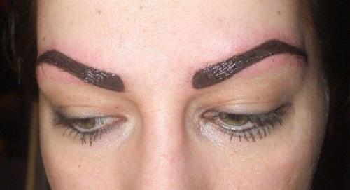 Почему не держится перманентный макияж на бровях. Как девушке исправить неудачный татуаж бровей