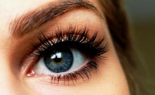 Ресницы красить правильно. Гениально! 4 способа накрасить ресницы одной тушью для разного эффекта в макияже 02