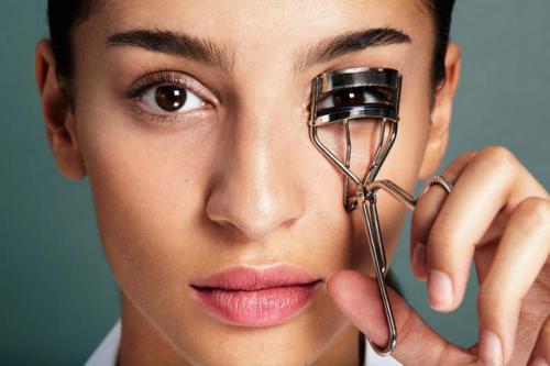 Как завить ресницы в домашних. Как подкрутить ресницы без щипчиков? 09