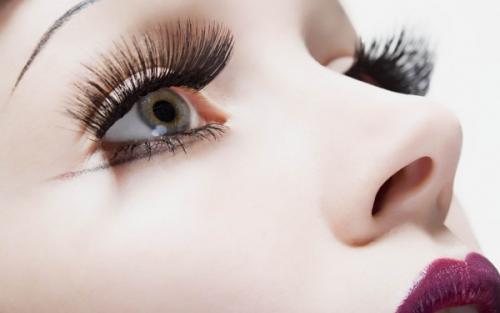 Клей для наращивания ресниц на открытом глазу. Популярные марки производителей клея