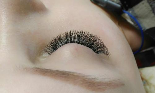 Нужно ли делать коррекцию межреснички. Коррекция наращенных ресниц или перенаращивание?