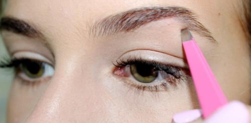 Как сделать одинаковые брови. 7 самых распространенных ошибок, которые мы совершаем при уходе за бровями