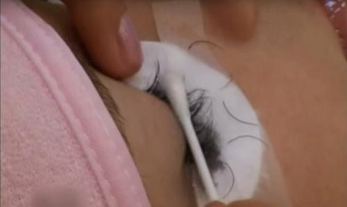 Как почистить нарощенные ресницы после сна. Как безопасно снять нарощенные ресницы в домашних условиях