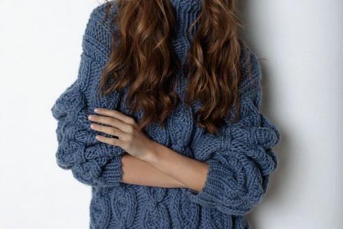 Свитер крупной вязки крючком. Модель из толстой пряжи