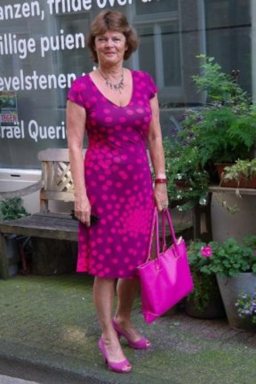 Сумки для женщин 60 лет. Юбки и платья для женщин за 50