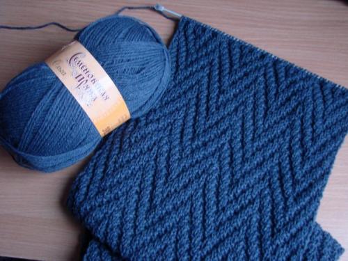 Как связать шарф спицами лицевыми петлями. Шарф спицами: самые стильные варианты и инструкции по вязанию