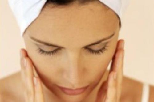 Почему после умывания лицо шелушится. Почему шелушится кожа на лице и что делать