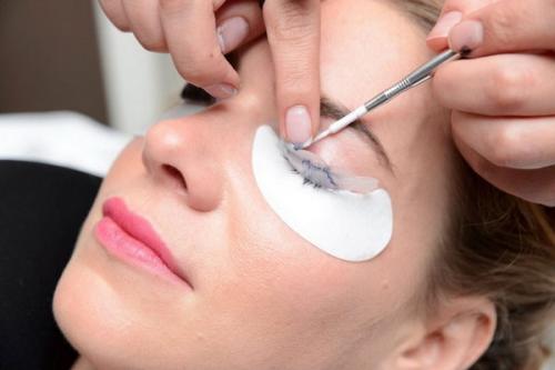 Чем отличается ламинирование ресниц от наращивания ресниц