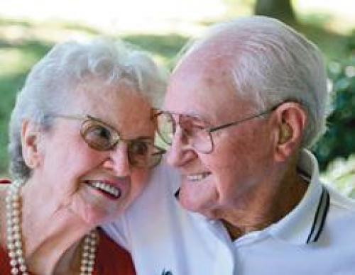 Почему перед глазами появились черные точки плавающие. Опасны ли для человека черные точки перед глазами?